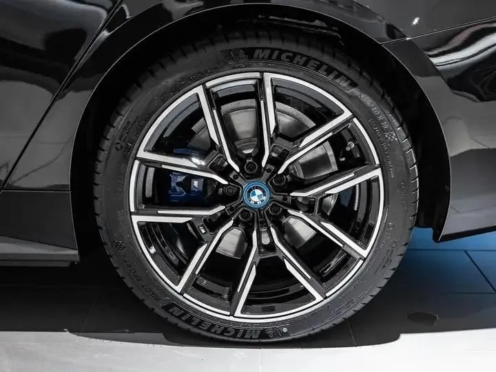 BMW i4 Image 6