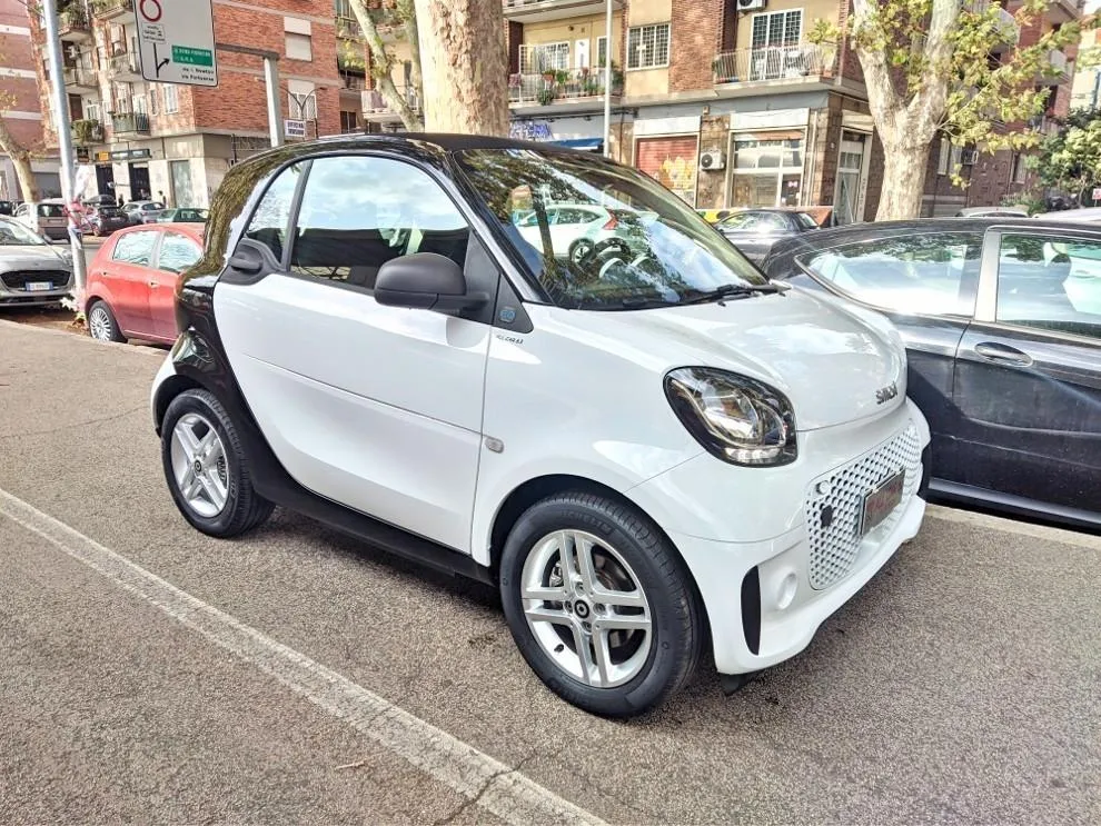 SMART fortwo EQ Pureblack Image 2